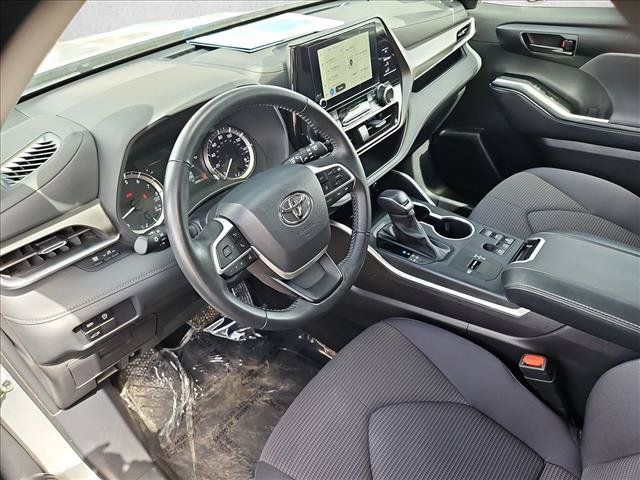 Used 2025 Toyota Highlander LE FWD image 13