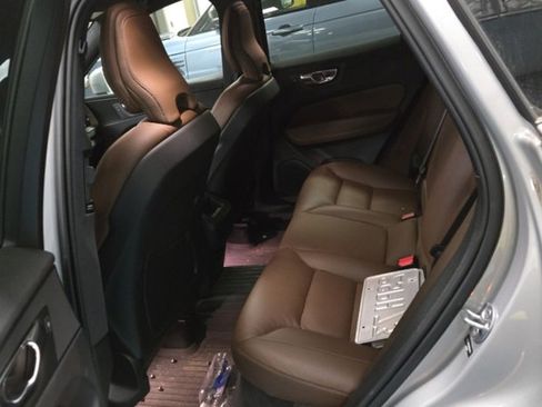 Used 2022 Volvo XC60 B5 Momentum image 13