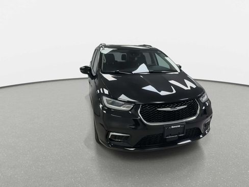 Used 2022 Chrysler Pacifica Touring-L FWD image 3