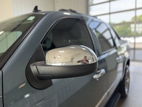 Used 2010 Chevrolet Avalanche LTZ RWD image 5