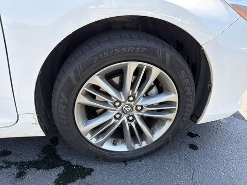 Used 2017 Toyota Camry SE w/ Moonroof Package FWD image 13