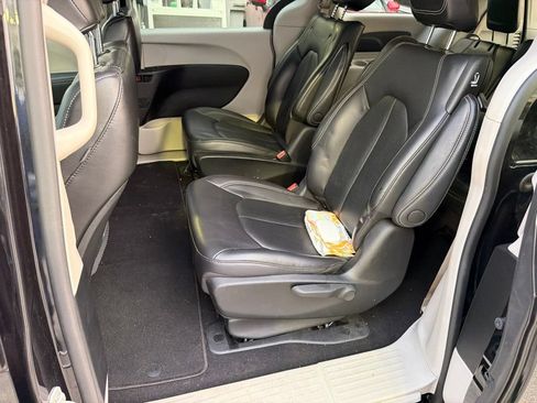 Used 2023 Chrysler Pacifica Touring-L FWD image 9