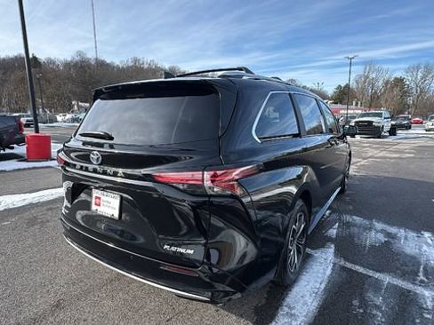 Certified 2025 Toyota Sienna Platinum image 5