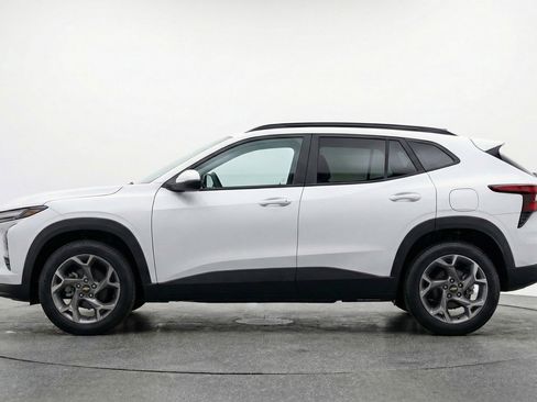 Used 2025 Chevrolet Trax LT FWD image 5