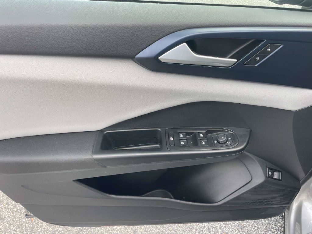 Certified 2023 Volkswagen Taos SE FWD image 19