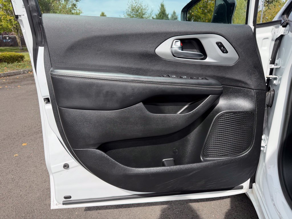 Used 2025 Chrysler Pacifica Limited FWD image 11