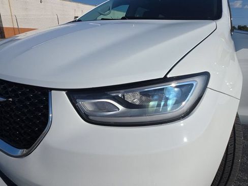 Used 2023 Chrysler Pacifica Touring-L FWD image 27