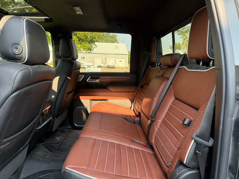 Used 2026 GMC Sierra 2500 Denali Ultimate w/ LPO, Black Badging Package AWD/4WD image 5