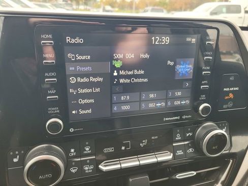 Used 2021 Toyota Highlander XLE image 23