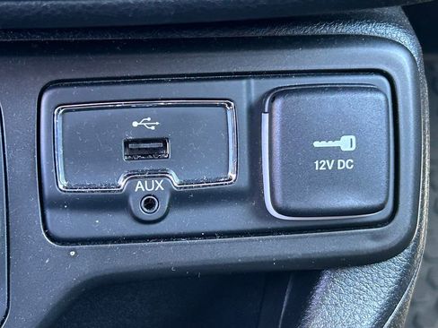 Used 2018 Jeep Renegade Latitude w/ Advanced Technology Group AWD/4WD image 17