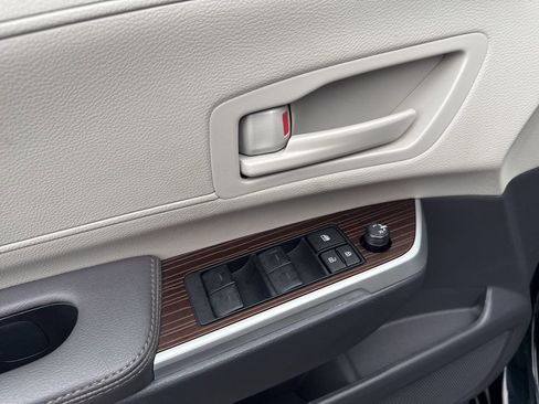 Used 2024 Toyota Sienna LE image 10