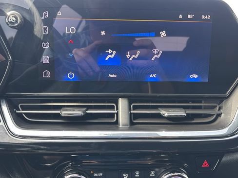 Used 2025 Chevrolet Trax RS w/ Sunroof Package FWD image 23