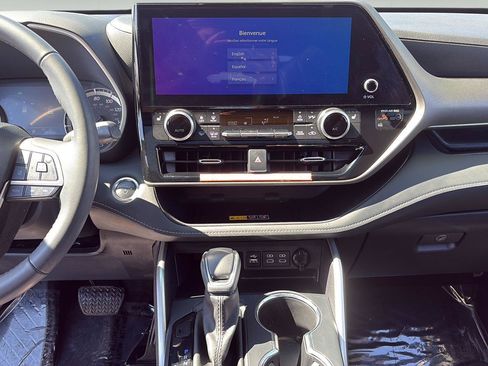 Used 2025 Toyota Highlander XLE AWD/4WD image 5