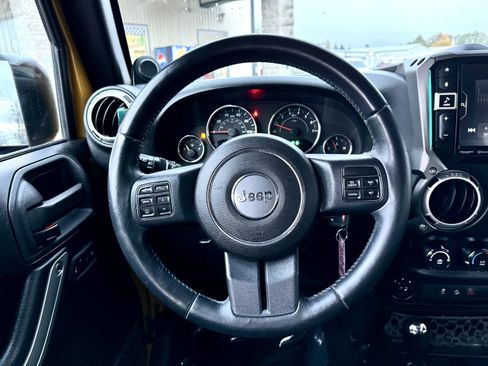 Used 2014 Jeep Wrangler Unlimited Sahara w/ Connectivity Group AWD/4WD image 14