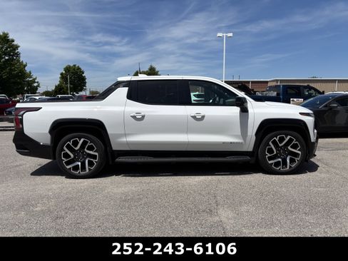 Used 2025 Chevrolet Silverado EV RST AWD/4WD image 7