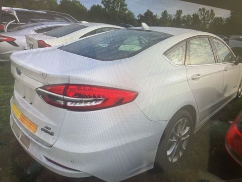 Used 2019 Ford Fusion SE FWD image 2