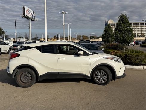 Used 2019 Toyota C-HR XLE image 4