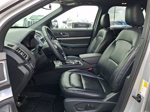 Used 2019 Ford Explorer XLT w/ Equipment Group 202A AWD/4WD image 16