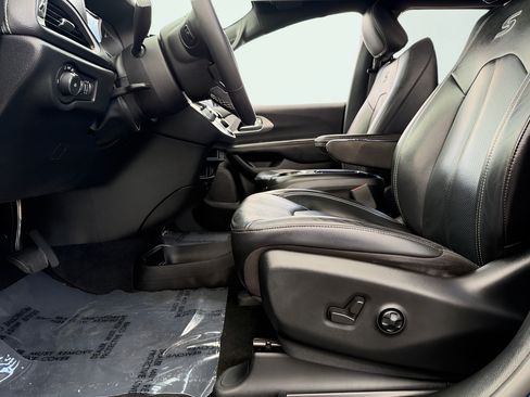 Used 2022 Chrysler Pacifica Touring-L w/ S Appearance Package FWD image 36