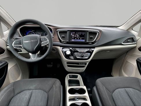 Used 2024 Chrysler Voyager LX FWD image 7