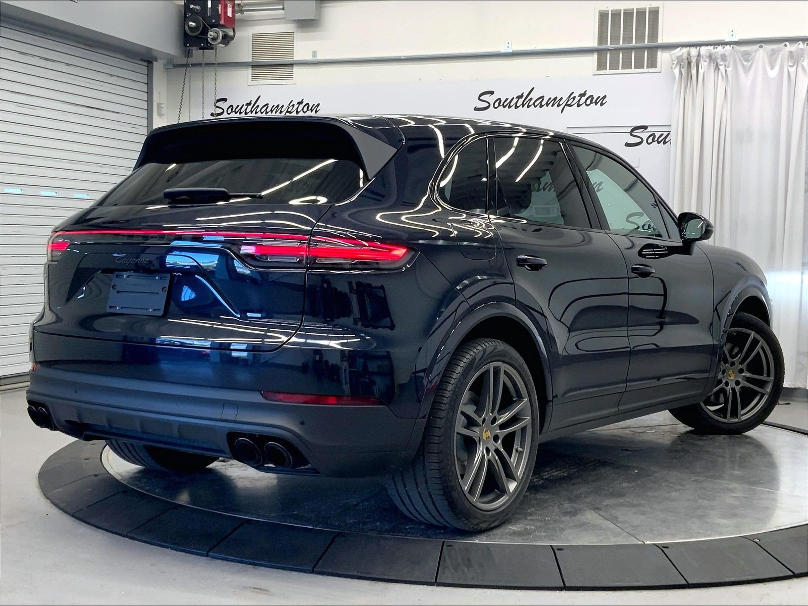 Certified 2023 Porsche Cayenne Platinum Edition AWD/4WD image 7