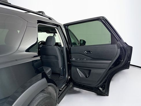 Used 2023 Nissan Pathfinder SV w/ SV Premium Package AWD/4WD image 32