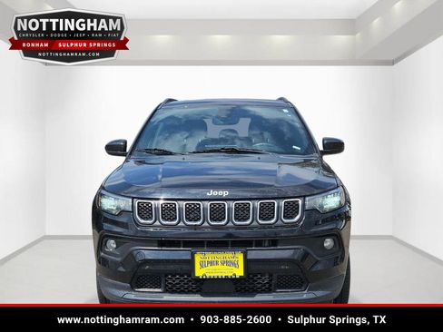 Used 2024 Jeep Compass Latitude AWD/4WD image 2