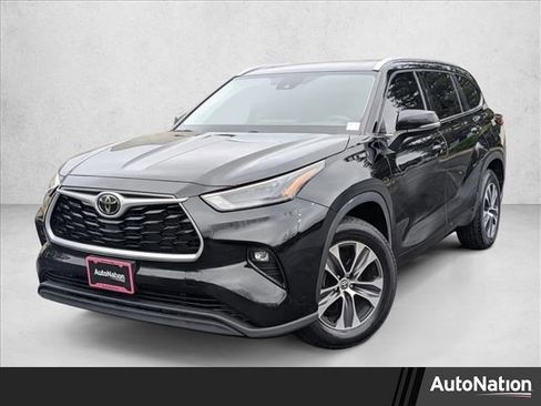 Used 2022 Toyota Highlander XLE image 1