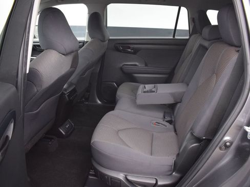 Used 2023 Toyota Highlander L FWD image 14