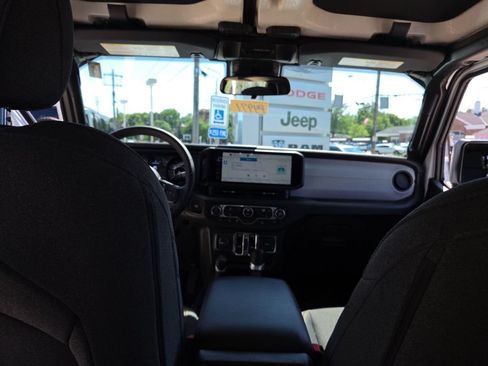 Certified 2025 Jeep Gladiator Sport AWD/4WD image 23