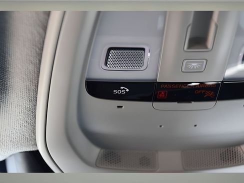 Certified 2025 Volvo XC40 B5 Plus w/ Protection Package Premier image 31