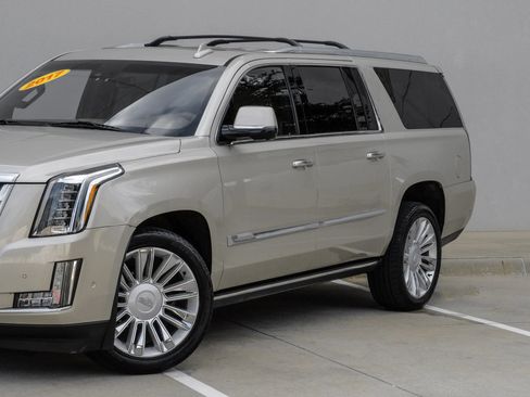 Used 2017 Cadillac Escalade ESV Platinum AWD/4WD image 9