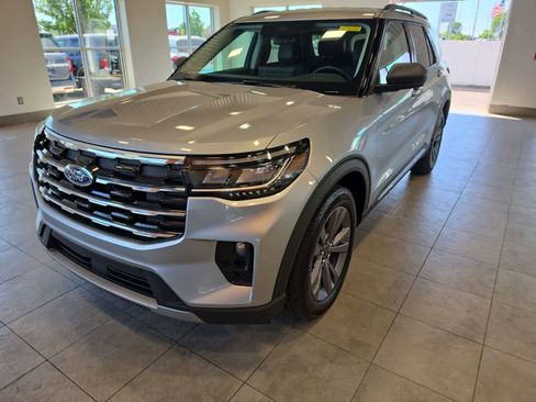 Used 2025 Ford Explorer Active w/ Active Comfort Package AWD/4WD image 2