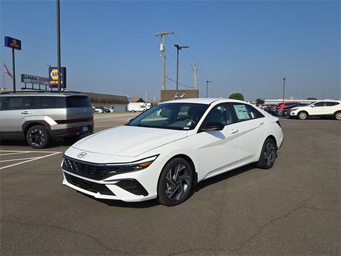 New 2025 Hyundai Elantra SEL image 2