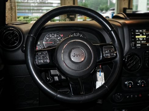 Used 2015 Jeep Wrangler Unlimited Sahara AWD/4WD image 6