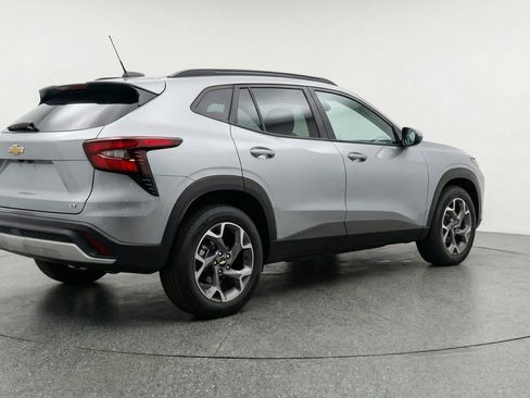 Used 2025 Chevrolet Trax LT w/ LT Convenience Package image 9