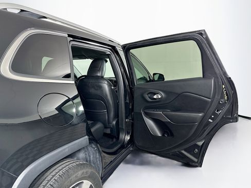 Used 2019 Jeep Cherokee Limited FWD image 30