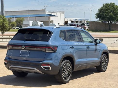 New 2025 Volkswagen Taos SE FWD image 5