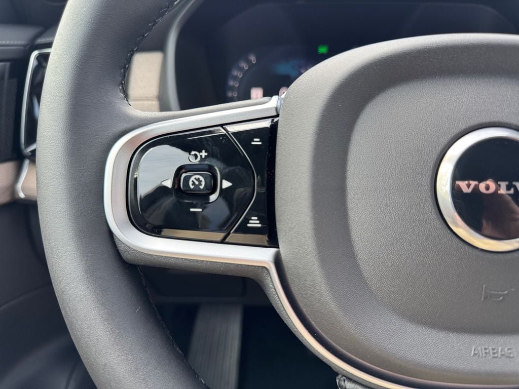 New 2026 Volvo XC90 T8 Plus w/ Protection Package Premier AWD/4WD image 16