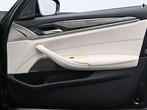 Used 2022 BMW 530i xDrive w/ Premium Package image 26