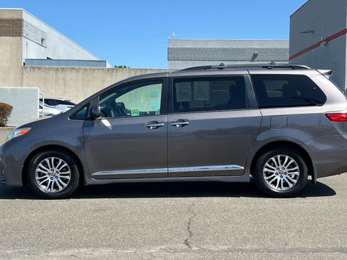 Used 2020 Toyota Sienna XLE Premium image 9