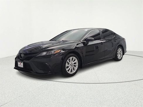 Used 2023 Toyota Camry SE image 3