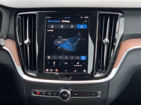 Used 2025 Volvo V60 B5 Cross Country Plus image 31