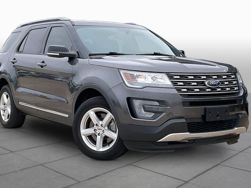 Used 2017 Ford Explorer XLT w/ Equipment Group 202A AWD/4WD image 3