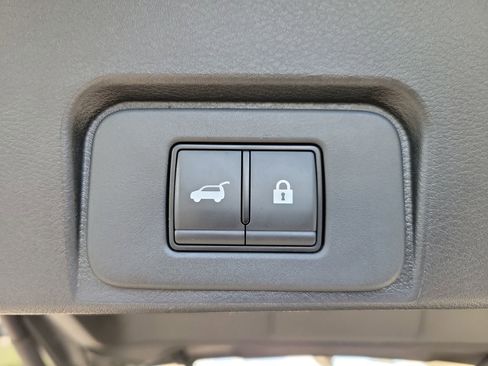 Used 2025 Nissan Rogue SV FWD image 8