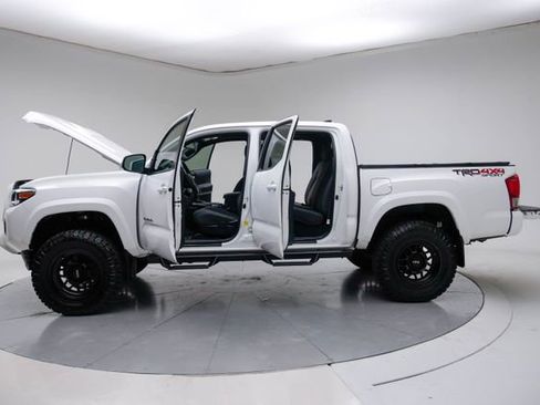 Used 2017 Toyota Tacoma TRD Sport AWD/4WD image 18