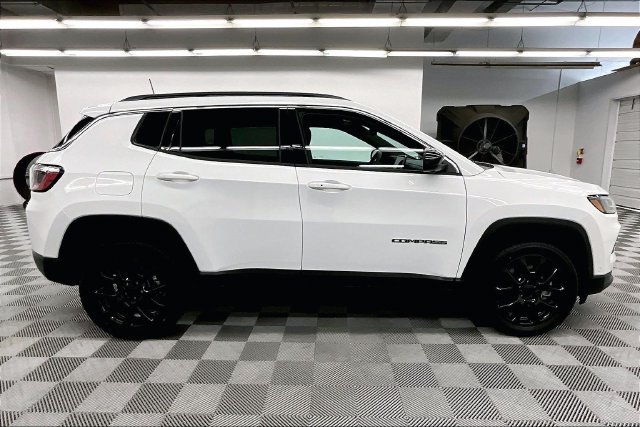 Used 2023 Jeep Compass Latitude w/ Sun and Sound Group AWD/4WD image 15