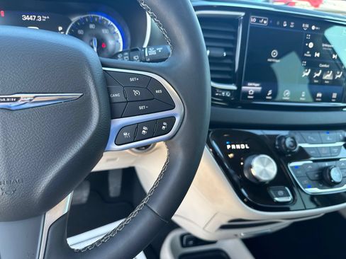 Used 2023 Chrysler Pacifica Touring-L FWD image 15