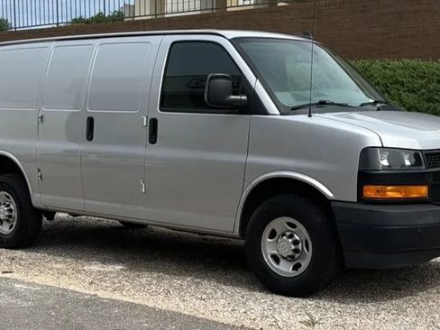Used 2018 Chevrolet Express 2500 w/ Driver Convenience Package RWD image 3