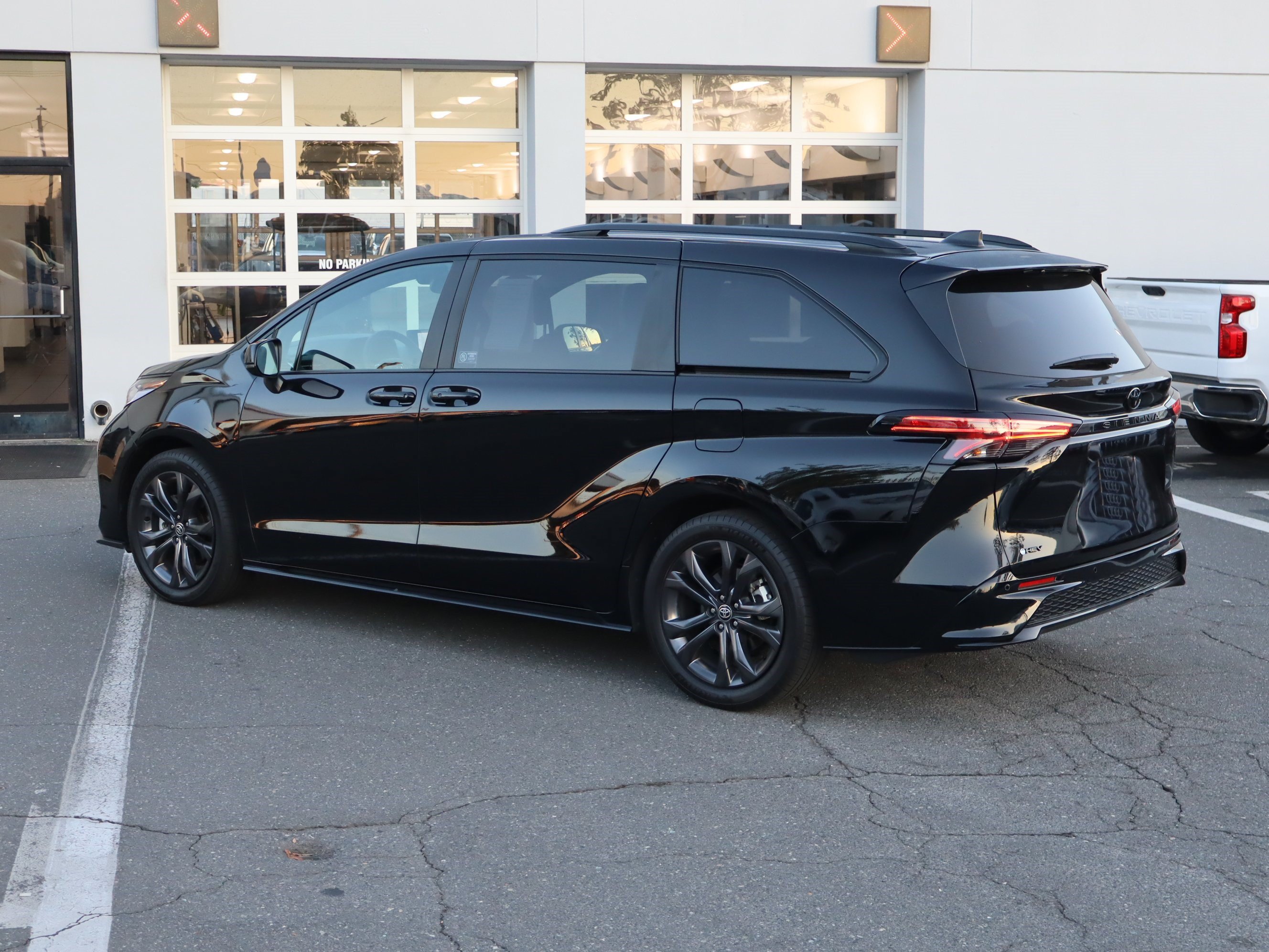 Used 2026 Toyota Sienna XSE FWD image 8